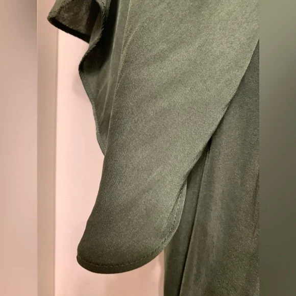 π¦πΏ Flutter into Fashion! Halston Heritage Green Blouse - Size L πΏπ¦ - Picture 11 of 15